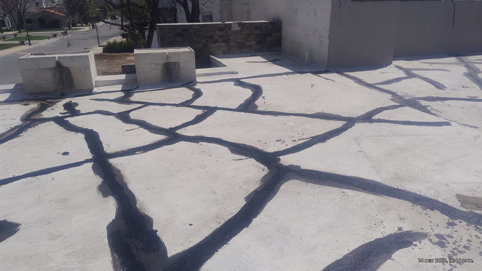 Superficie de techo con reparación de grietas