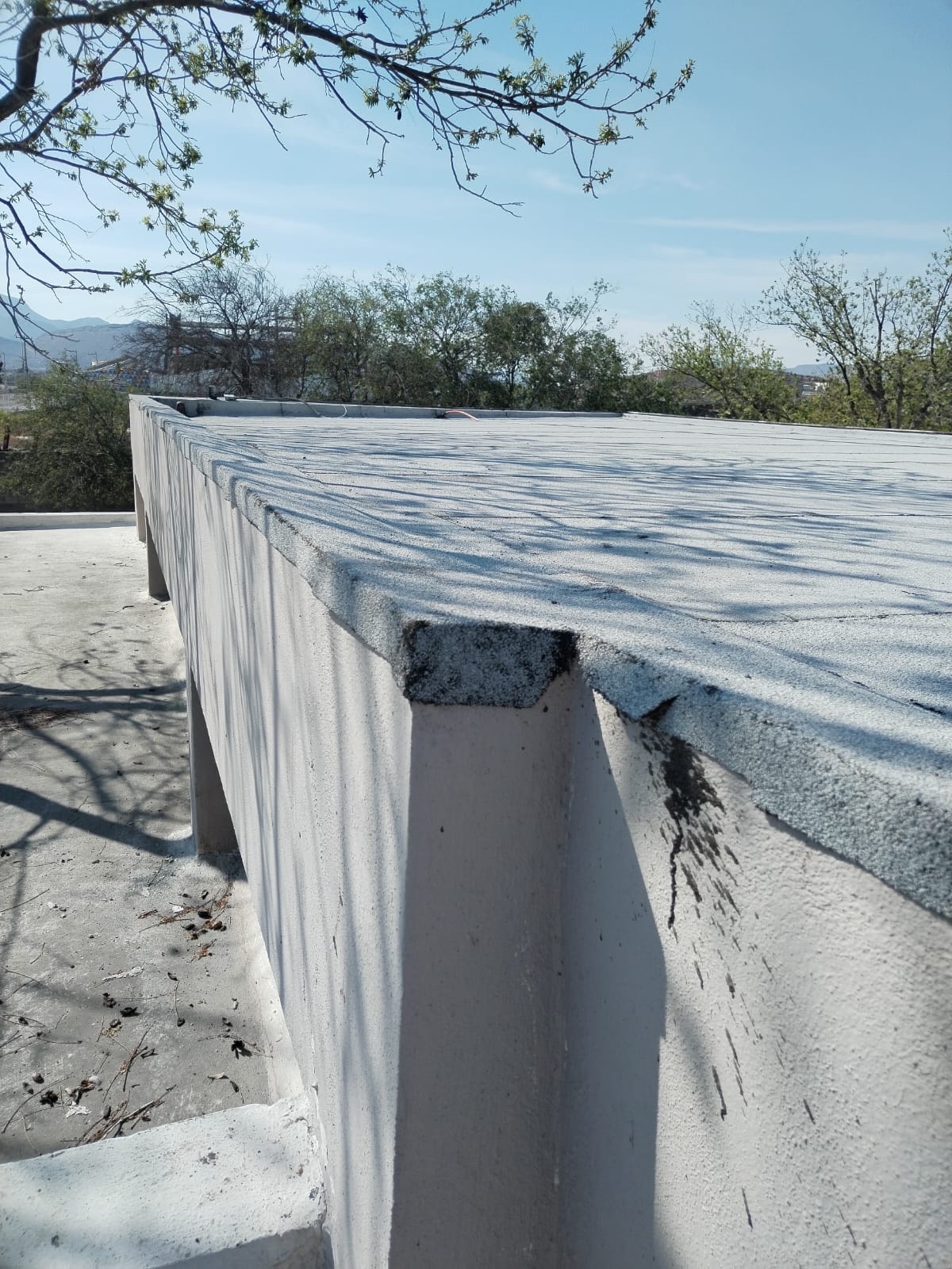 Detalle lateral de techo impermeabilizado