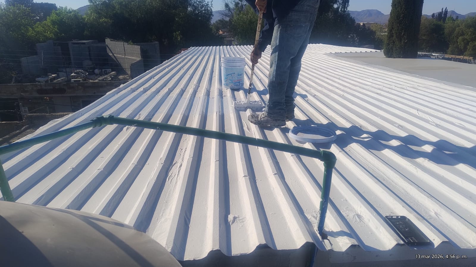 Trabajo de impermeabilización en techo de lámina