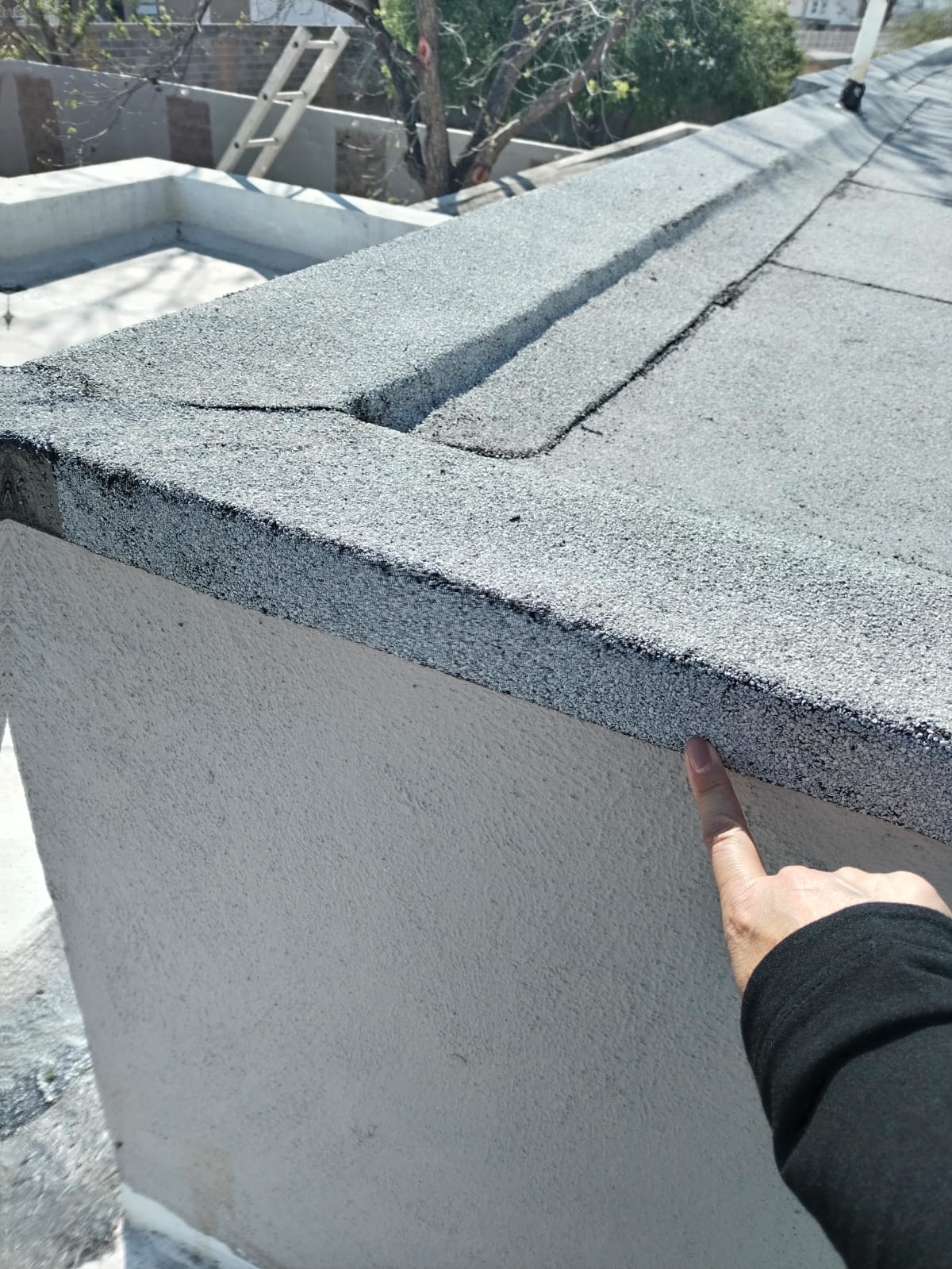 Detalle de borde de techo impermeabilizado