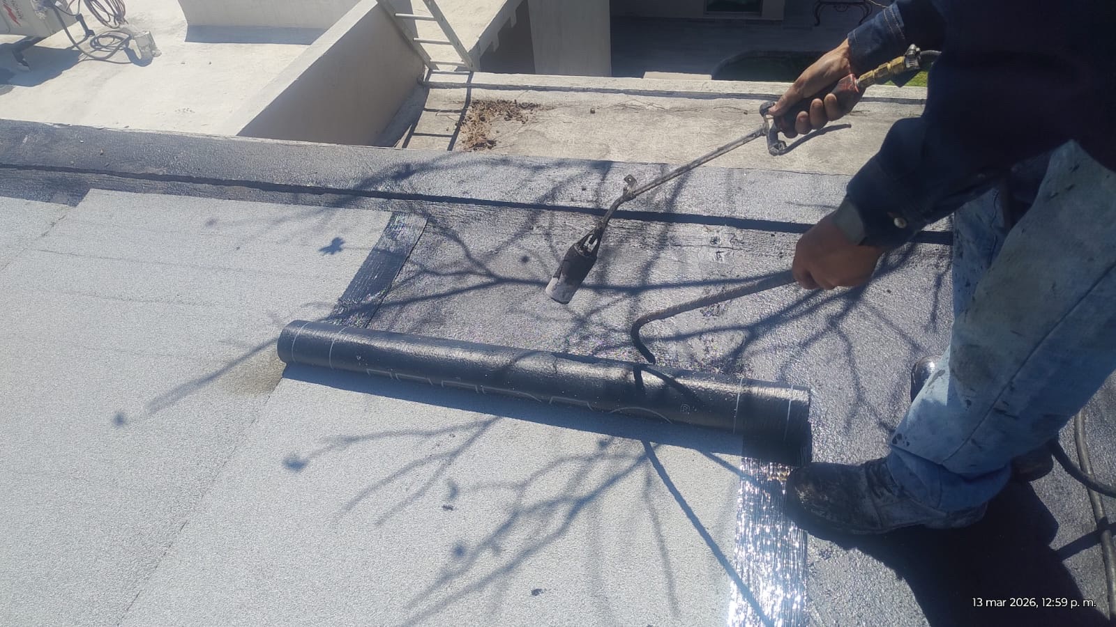 Aplicación de impermeabilizante con herramienta